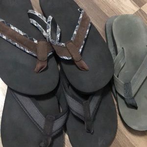 Men’s Gap and JCrew size 9 flip flops. (3pair)